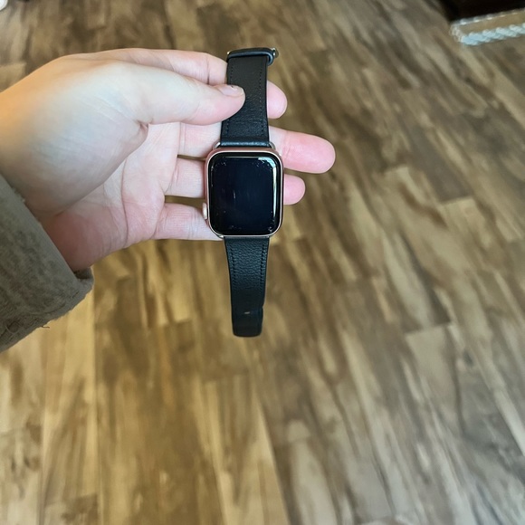 Apple Watch 5 series - Picture 2 of 2